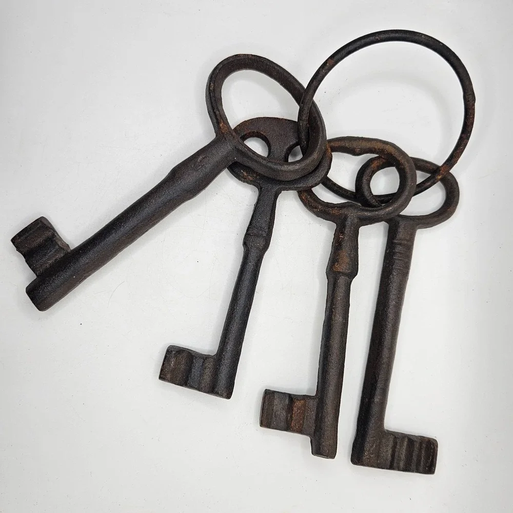 VTG Cast Iron Skeleton Keys Set of 4 Large Rustic Jail Decor Ring Heavy